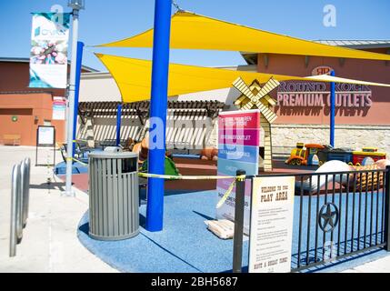 Round Rock, Texas, USA. April 2020. Der Kinderspielplatz ist im Round Rock Premium Outlet in Round Rock, Texas, abgeklebt. Matthew Lynch/CSM/Alamy Live News Stockfoto