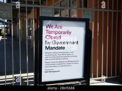 Round Rock, Texas, USA. April 2020. Ein Schild vor den Toren des Round Rock Premium Outlet erklärt, dass sie auf Befehl der Regierung in Round Rock, Texas, geschlossen werden. Matthew Lynch/CSM/Alamy Live News Stockfoto