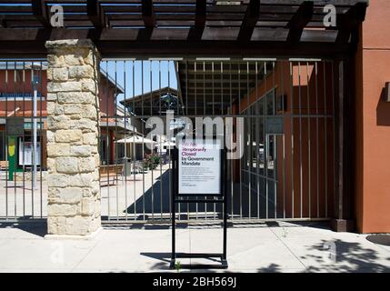 Round Rock, Texas, USA. April 2020. Ein Schild vor den Toren des Round Rock Premium Outlet erklärt, dass sie auf Befehl der Regierung in Round Rock, Texas, geschlossen werden. Matthew Lynch/CSM/Alamy Live News Stockfoto