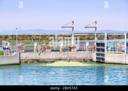 Wasserdammanlage und Filtrationssystem für die Bewirtschaftung der Feuchtgebiete der South San Francisco Bay Area, Teil einer Sunnyvale Wasserverschmutzung Kontrollanlage; ca. Stockfoto