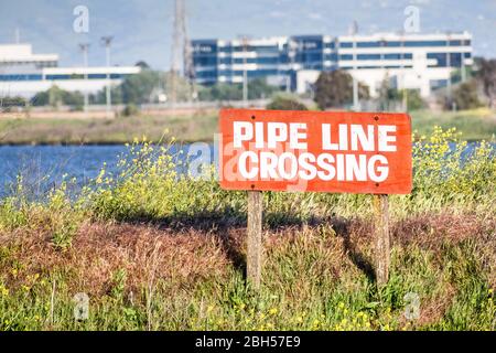 Pipe Line Crossing Warnschild auf der Küste von South San Francisco Bay Area, San Jose, Kalifornien Stockfoto