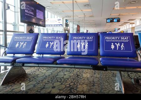 Bevorzugte Sitzplätze oder Sitzplätze in Reihe an einem Flughafen ohne Personen in Kapstadt, Südafrika Stockfoto