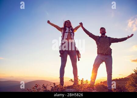 Ein Paar auf einem Berg schüttelt die Hände Stockfoto