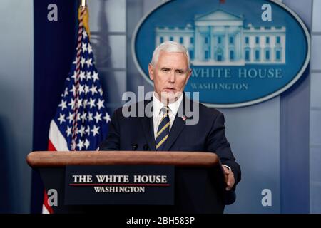 White House Coronavirus Update Briefing Vizepräsident Mike Pence spricht seine Bemerkungen bei einem Coronavirus Update Briefing Mittwoch, 22. April 2020, im James S. Brady Press Briefing Room des Weißen Hauses. Stockfoto