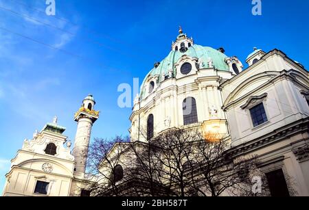 St. Charles Kirche, Karl Kirche oder Wiener Karlskirche am Karlsplatz barocke Wurmperspektive mit blauem Himmel Hintergrund in Wien, Österreich Stockfoto