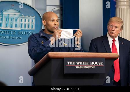 White House Coronavirus Update Briefing Präsident Donald J. Trump hört zu, wie der US-Chirurg General Jerome Adams Bemerkungen vorträgt und fordert die Bürger auf, Masken in der Öffentlichkeit beim Coronavirus (COVID-19) Update Briefing Mittwoch, 22. April 2020, im James S. Brady Press Briefing Room des Weißen Hauses zu tragen. Stockfoto