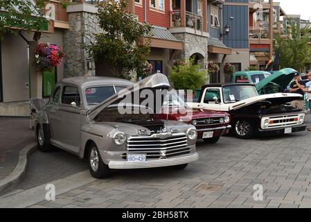 Restaurierte antike, klassische und benutzerdefinierte Sammlerautos säumen die Goldstream Avenue in Langford, British Columbia, Kanada auf Vancouver Island während der jährlichen Stockfoto