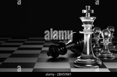King of Clear white chess hat Schachmatt König von schwarzem Schach in dunkelschwarzem Hintergrund gemacht. Konzept der strategischen Planung der Führung für den Sieg Stockfoto