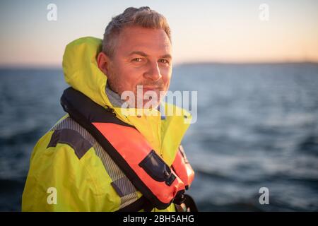 23. April 2020, Schleswig-Holstein, Helgoland: Hanno Schnars, Business Unit Manager Maritime Technologien am Frauenhofer Institut für Fertigungstechnik und Angewandte Materialforschung (IFAM), steht am frühen Morgen am Geländer der Bojenschicht "Lev Taifun". Startschuss für ein großes maritimes Testfeld vor Helgoland: Wissenschaftler des Testzentrums für Maritime Technologien haben in Tonnen eine Fläche von drei Millionen Quadratmetern unweit der Nordseeinsel markiert. Es soll künftig Testeinrichtungen für die maritime Robotik bereitstellen. Hersteller und sci Stockfoto