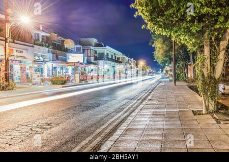 Paphos, Zypern - 22. September 2016: Ein Fragment der Stadt bei Nacht. Stockfoto