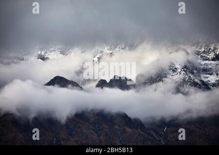 Schöne Landschaft des Himalaya Mountain von Wolken umgeben in Nepal Stockfoto