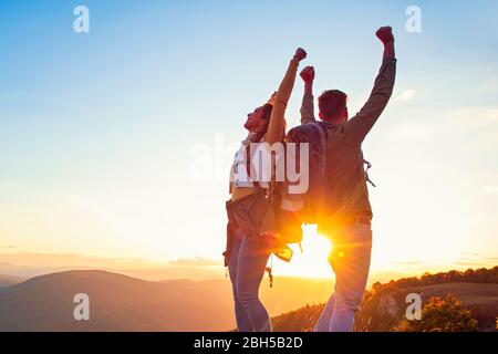 Ein Paar auf einem Berg schüttelt die Hände Stockfoto