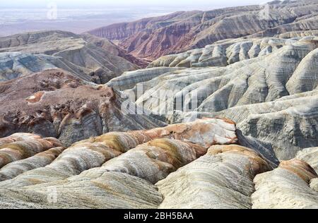 Bizarr übereinander geschichteten Berge im Desert Park Altyn Emel in Kasachstan Stockfoto