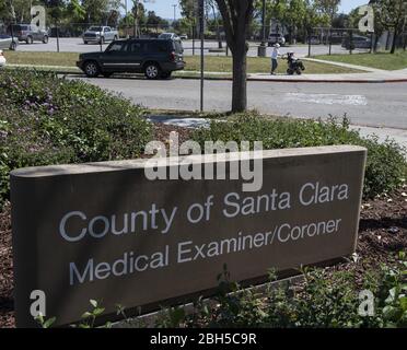 San Jose, Usa. April 2020. Eine Frau schiebt einen Kinderwagen überqueren Sie die Straße von der Santa Clara County Meddical Examiner in San Jose, Kalifornien am Donnerstag, 23. April 2020. Gewebeproben zeigen den ersten Tod von Covid-19 war eine 57-jährige Frau in Santa Clara County, Kalifornien am 6. Februar. Foto von Terry Schmitt/UPI Quelle: UPI/Alamy Live News Stockfoto