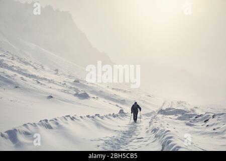 Touristische auf dem Schnee Straße in die schönen Berge im Winter Stockfoto