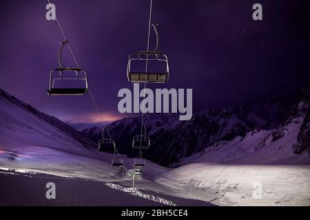 Cable Car Station am Berg mit Sternenhimmel in Shymbulak ski resort in Almaty, Kasachstan Stockfoto