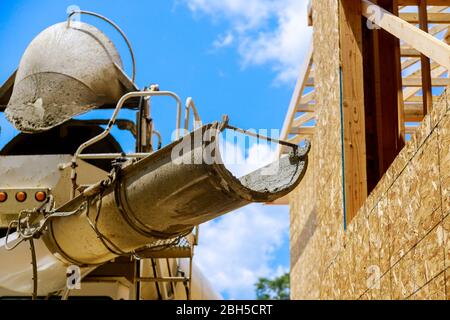 Mischer LKW ist Zement zu gießen frischen Beton in ein Fundament in der Wohnentwicklung Stockfoto