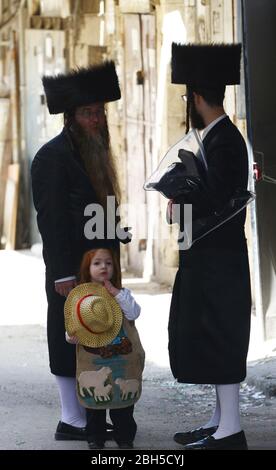 Hasidische Jungs tragen Kostüme für das Purim-Festival in der Mea Shearim Nachbarschaft zu Jerusalem. Stockfoto