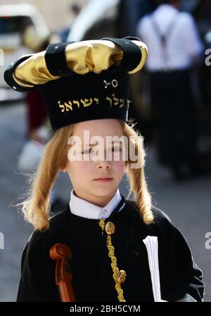 Hasidische Jungs tragen Kostüme für das Purim-Festival in der Mea Shearim Nachbarschaft zu Jerusalem. Stockfoto