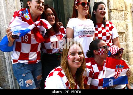 Kroatische Fußballfans beim WM-Finale in der Altstadt von Dubrovnik. Stockfoto