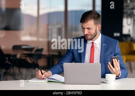 Bärtiger Geschäftsmann, der ein Online-Konferenzmeeting hat. Stockfoto