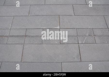 Graue Stein rechteckige Fliesen mit Abfluss auf dem Boden Stockfoto