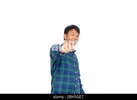 Die asiatische ungepflegte Mann in Blue Plaid Shirt zeigt auf die Kamera im Studio mit seiner Hand. Stockfoto