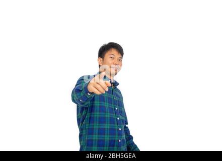 Die asiatische ungepflegte Mann in Blue Plaid Shirt zeigt auf die Kamera im Studio mit seiner Hand. Stockfoto