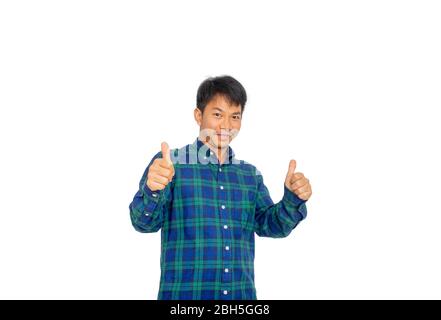 Die asiatische Mann in Blue Plaid Shirt zeigt Daumen bis zu seiner Rückseite und lächelt in der gleichen Zeit. Stockfoto