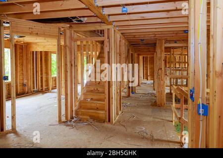 Holzbalken und Wand-zu-Decke gerahmtes Gebäude im Bau Inneren Wohnheim Stockfoto