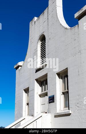 Alcatraz Inseln Militärkapelle mit Wachhaus und Sally Hafen und Elektro Werkstatt von seiner Seite Stockfoto