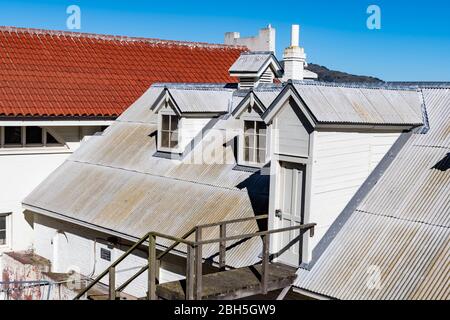 Alcatraz Inseln Militärkapelle mit Wachhaus und Sally Hafen und Elektro Werkstatt von seiner Seite Stockfoto