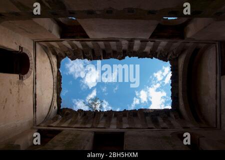 Blick nach oben zum Himmel vom zusammengestürzten Dach des Iyasu I Gebäudes am Königlichen Gehäuse. In Gondar, Äthiopien, Afrika. Stockfoto