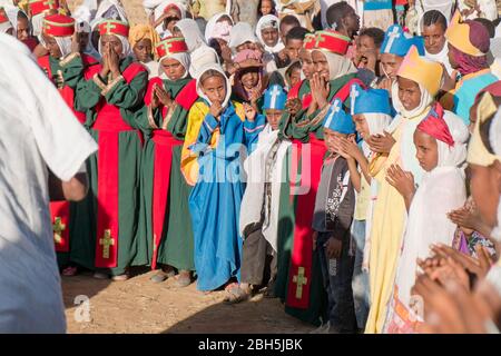 Junge Jungen, Mitglieder der Kirche, hören bei einem Timkat Eve Festival, Zeremonie in Adwa.in Äthiopien, Afrika. Stockfoto