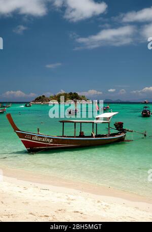 Taxi Boot am Sonnenaufgang Strand thailand asien, mit klarem blauen Wasser und blauen Himmel, vertikales Format Stockfoto