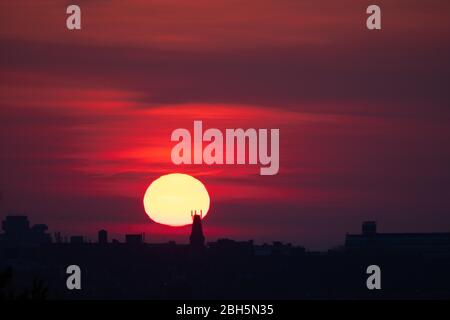 London, Großbritannien. April 2020. Sonnenaufgang über London in Lockdown wegen des Coronavirus-Ausbruchs, der von Primrose Hill genommen wurde. Kredit: David Parry/Alamy Live News Stockfoto