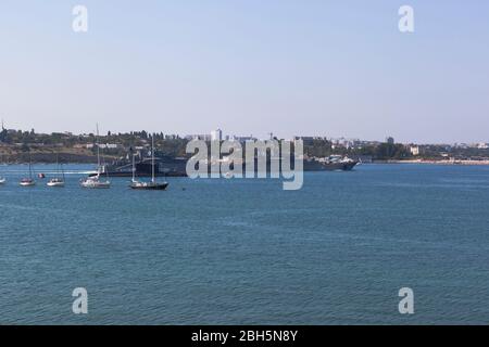 Sewastopol, Krim, Russland - 28. Juli 2019: Das große Landungsschiff Caesar Kunikov und Asov verlassen die Sewastopoler Bucht bei der Parade am Tag der Marine auf der Krim Stockfoto