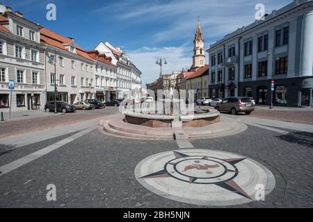 Vilnius. April 2020. Das Foto vom 23. April 2020 zeigt eine leere Straße in der Altstadt von Vilnius, Litauen. Die litauische Regierung hat am Mittwoch die landesweiten Quarantänebeschränkungen bis Mai 11 verlängert, mit Lockerungsmaßnahmen wie der Wiedereröffnung aller Geschäfte und Einkaufszentren ab Donnerstag. Die neuen Maßnahmen umfassten auch die Vermietung von Cafés im Freien, Friseursalon, Schönheitssalons, Bibliotheken und Museen, um den Betrieb ab Anfang der nächsten Woche wieder aufzunehmen. Kredit: Alfredas Pliadis/Xinhua/Alamy Live News Stockfoto