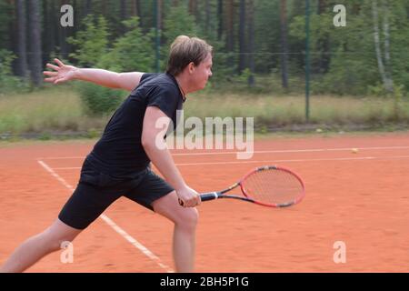 Emotionaler Moment. Tennisspieler während des Spiels versucht, den Ball zu schlagen. Stockfoto