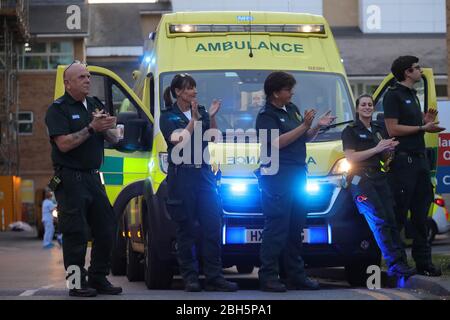 Lesen. April 2020. Mitarbeiter des National Health Service (NHS) klatschen vor dem Royal Berkshire Hospital während der wöchentlichen Kampagne "Clap for our carers" in Reading, Großbritannien am 23. April 2020. Kredit: Tim Ireland/Xinhua/Alamy Live News Stockfoto