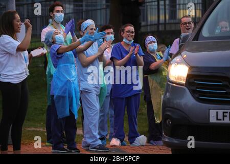 Lesen. April 2020. Mitarbeiter des National Health Service (NHS) klatschen vor dem Royal Berkshire Hospital während der wöchentlichen Kampagne "Clap for our carers" in Reading, Großbritannien am 23. April 2020. Kredit: Tim Ireland/Xinhua/Alamy Live News Stockfoto