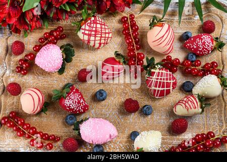 Erdbeeren mit Schokoladenüberzug, Dessert-Mix, ideal für Valentinstag, Muttertag, Frauentag, Brunch-Buffet, Geburtstag oder Namenstag, Stockfoto