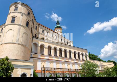 Mikulov, Mähren, Tschechische Republik; 16. Juni 2018: Schloss Mikulov von seinem Gartenbereich aus gesehen Stockfoto