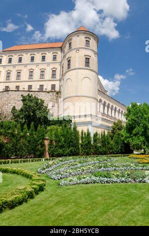 Mikulov, Mähren, Tschechische Republik; 16. Juni 2018: Schloss Mikulov von seinem Gartenbereich aus gesehen Stockfoto