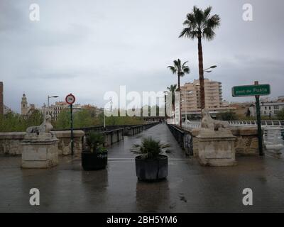 Leere Straßen im Stadtzentrum von Valencia, Spanien aufgrund der Sperrung des Coronavirus Stockfoto