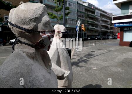 Lissabon. April 2020. Statuen mit Masken werden am 23. April 2020 in einer leeren Straße in Lissabon, Portugal, gesehen. In Portugal wurden am Donnerstag 371 weitere Fälle von COVID-19 registriert, wodurch die Gesamtzahl der bestätigten Fälle auf 22,353 erhöht wurde. Kredit: Pedro Fiuza/Xinhua/Alamy Live News Stockfoto