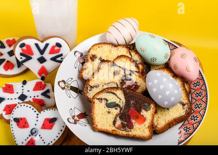 Scheiben von rumänischen Biskuit mit roten traditionellen Handtuch mit Handstich auf Holzbrett, Ostern bemalte Eier und hausgemachte Ingwer Brot Herzen, EIN Stockfoto