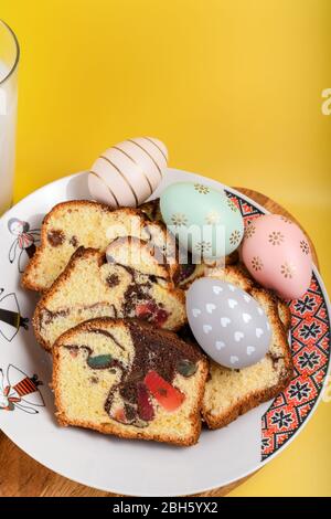 Scheiben von rumänischen Biskuit mit roten traditionellen Handtuch mit Handstich auf Holzbrett, Ostern bemalte Eier und hausgemachte Ingwer Brot Herzen, EIN Stockfoto