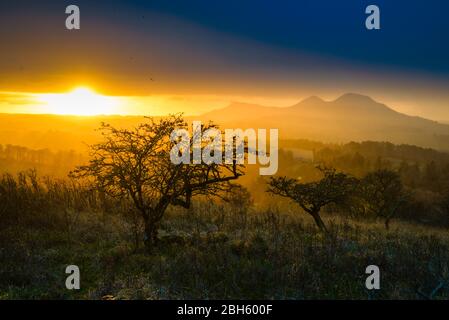 Die Sonne geht über die Eildon von Scott's View aus und blickt über das Tweed Valley Stockfoto