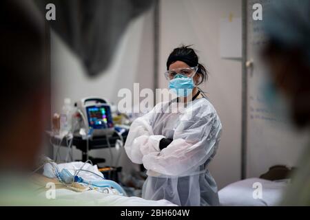 NEW YORK (20. April 2020) EIN medizinischer Dienstleister der Javits New York Medical Station überwacht einen COVID-19-Patienten auf der Intensivstation von facilityÕs, 20. April 2020. Zur Unterstützung des Verteidigungsministeriums COVID-19 Reaktion U.S. Northern Command, durch U.S. Army North, bietet militärische Unterstützung für die Federal Emergency Management Agency, um Gemeinden in Not zu helfen. Quelle: Storms Media Group/Alamy Live News Stockfoto